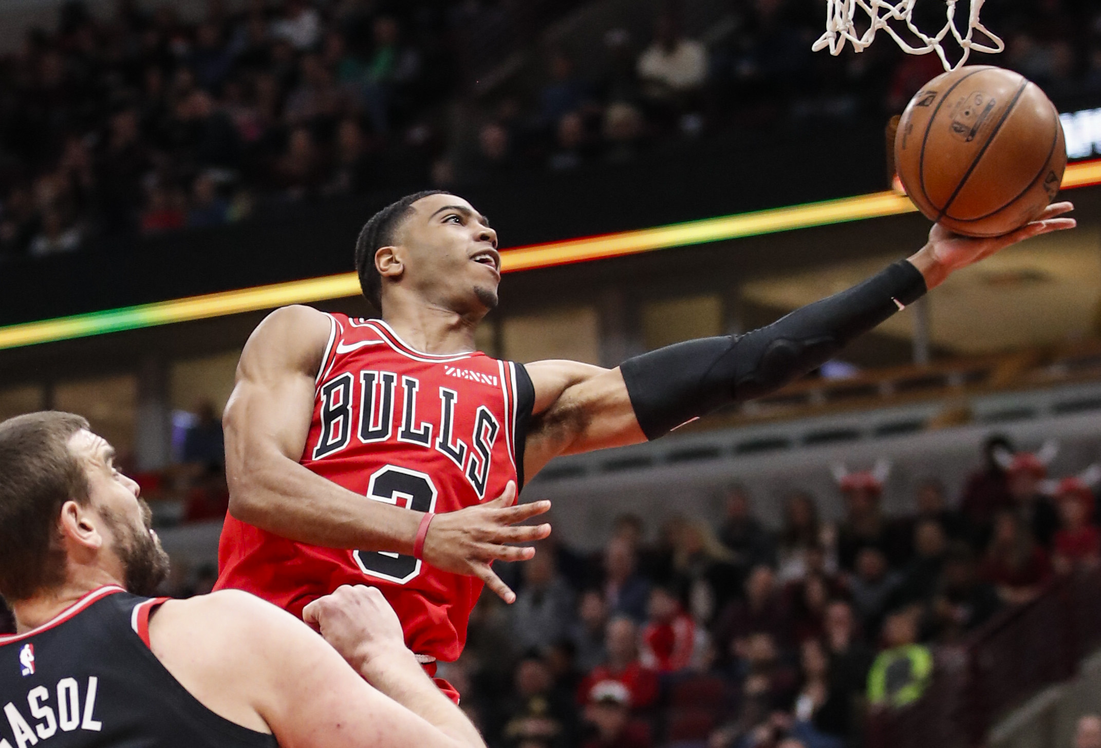 爱游戏体育app下载-包含里尔远射贴柱备战NBA常规赛德布劳内连续十场比赛得分超过突破纪录，芝加哥公牛队长鼓劲备战欧超杯看傻球迷的词条